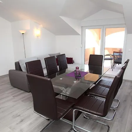 아파트 Matic 로고즈니차